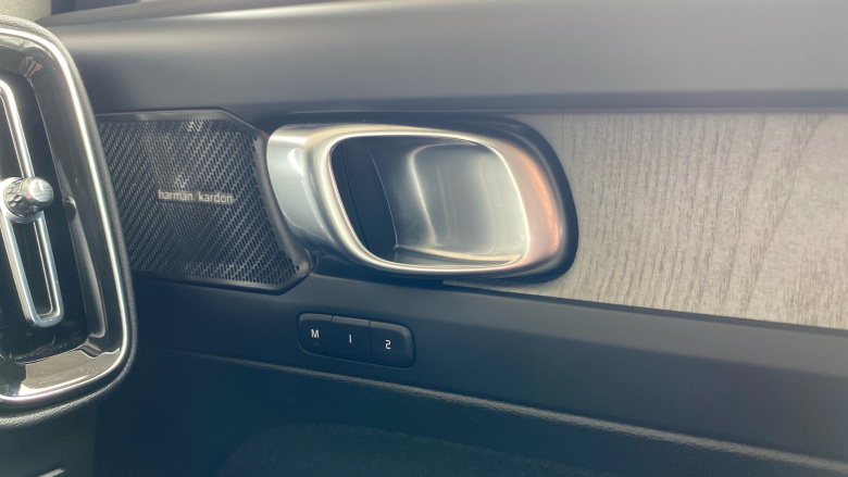 Volvo XC40 2.0 B4P Ultra Dark 5dr Auto Petrol Estate